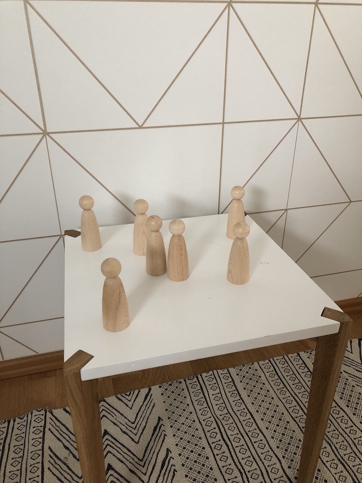Holzfiguren auf dem Tisch Psychotherapie 1020